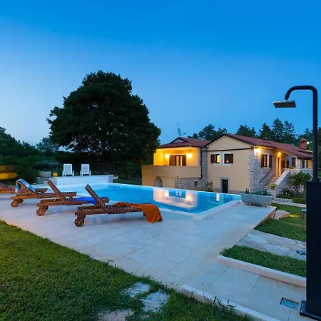 Spacious Sany With Private Pool וילה פאזין
